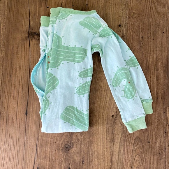 Carter’s 3T cactus pajamas, one piece footless, unisex - Picture 3 of 4